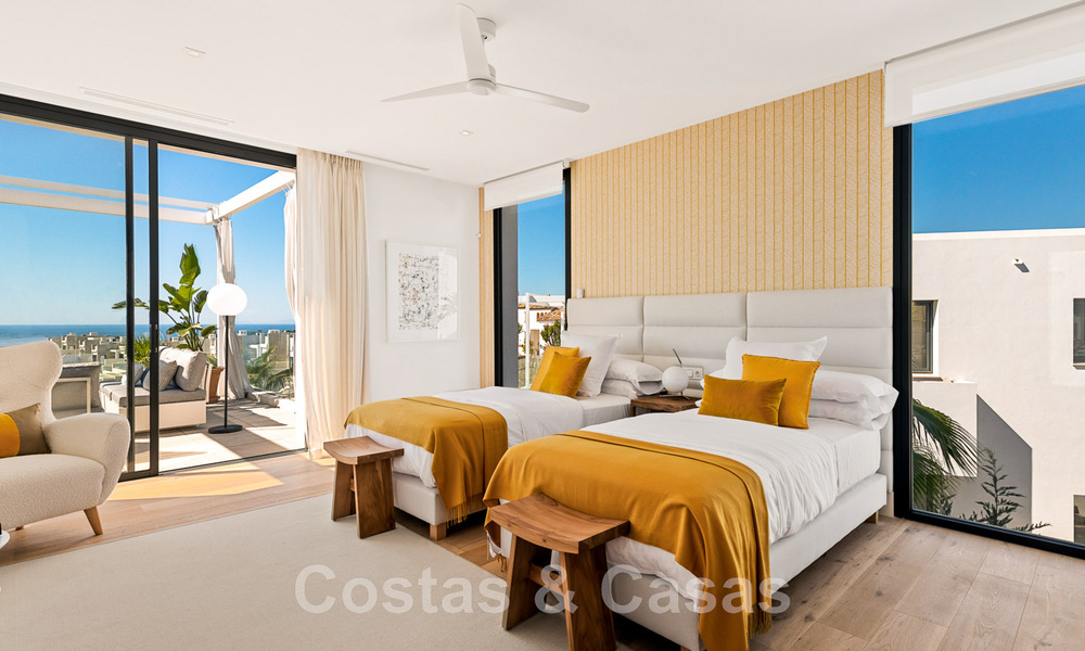 Instapklare, moderne villa te koop, eerstelijnsgolf met een prachtig zeezicht in Oost-Marbella 45008