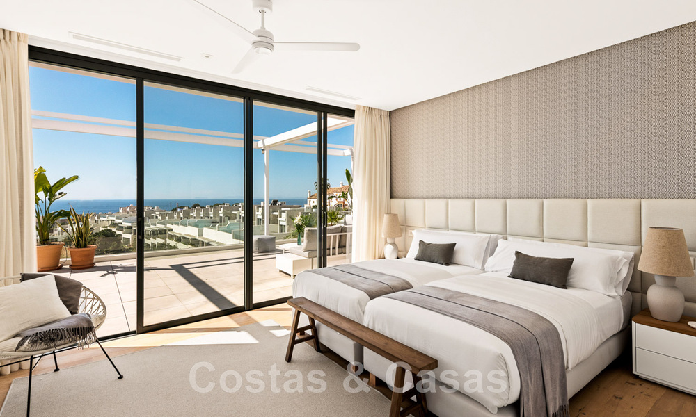 Instapklare, moderne villa te koop, eerstelijnsgolf met een prachtig zeezicht in Oost-Marbella 45010
