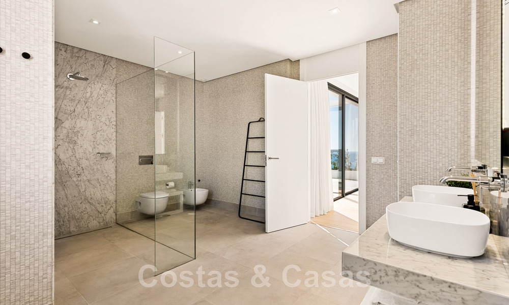 Instapklare, moderne villa te koop, eerstelijnsgolf met een prachtig zeezicht in Oost-Marbella 45015