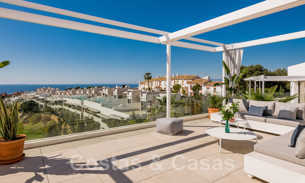 Instapklare, moderne villa te koop, eerstelijnsgolf met een prachtig zeezicht in Oost-Marbella 45016