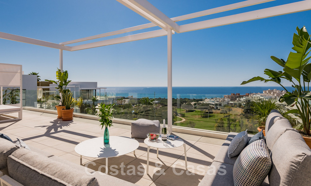 Instapklare, moderne villa te koop, eerstelijnsgolf met een prachtig zeezicht in Oost-Marbella 45017