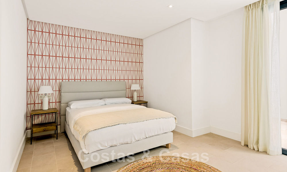 Instapklare, moderne villa te koop, eerstelijnsgolf met een prachtig zeezicht in Oost-Marbella 45018
