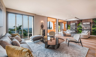 Modern gerenoveerd duplex penthouse, met panoramisch zeezicht in een 24u beveiligd complex in Nueva Andalucia, Marbella 45352 