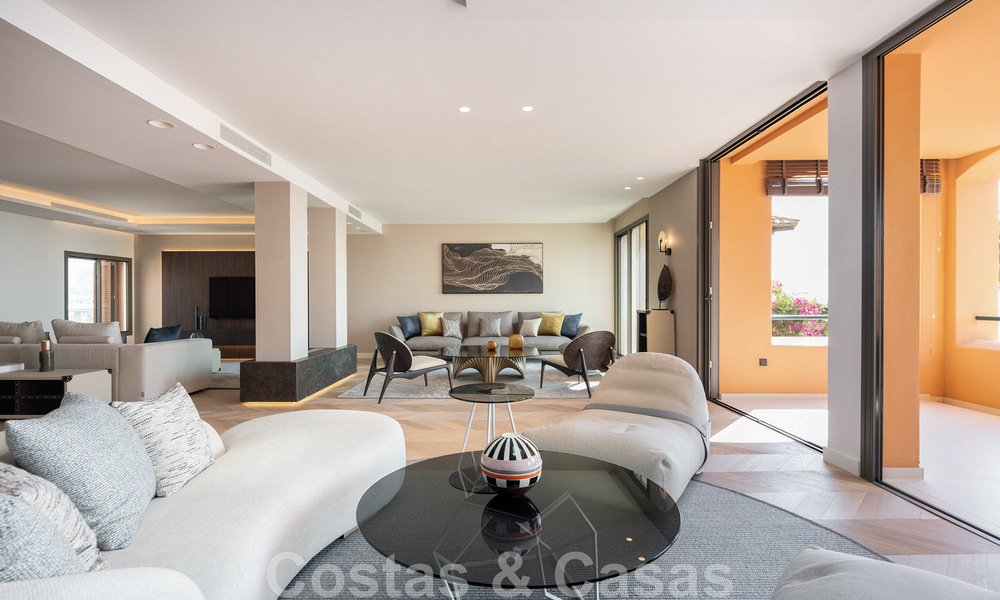 Modern gerenoveerd duplex penthouse, met panoramisch zeezicht in een 24u beveiligd complex in Nueva Andalucia, Marbella 45353