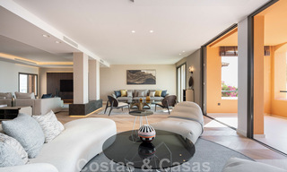 Modern gerenoveerd duplex penthouse, met panoramisch zeezicht in een 24u beveiligd complex in Nueva Andalucia, Marbella 45353 