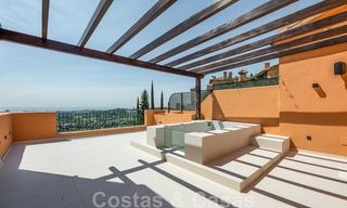 Modern gerenoveerd duplex penthouse, met panoramisch zeezicht in een 24u beveiligd complex in Nueva Andalucia, Marbella 45357 