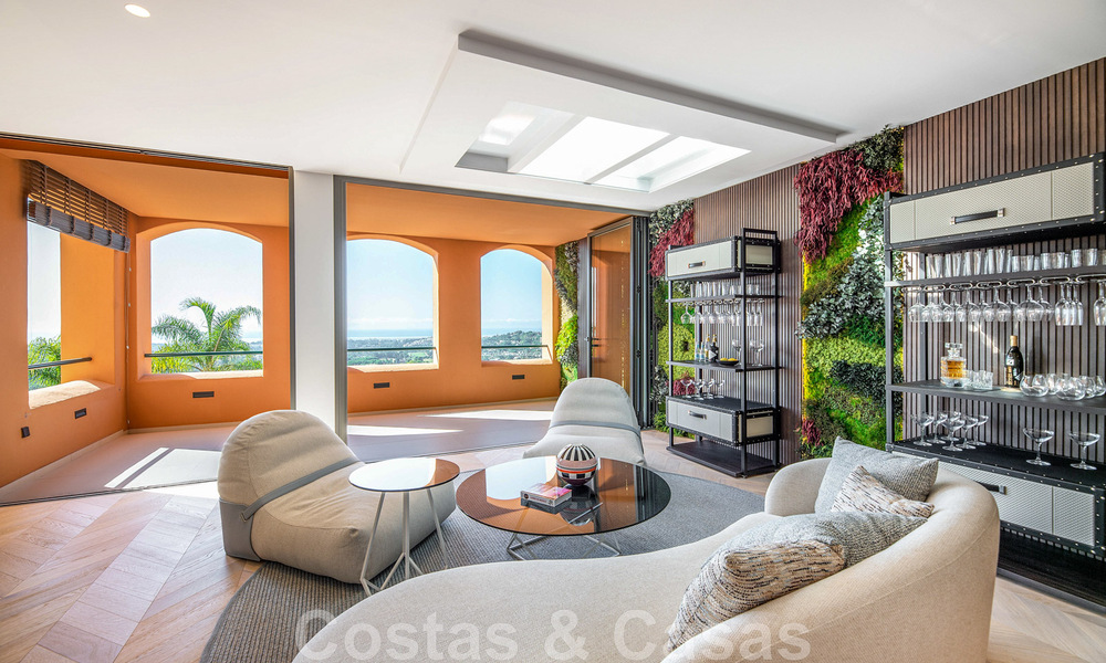 Modern gerenoveerd duplex penthouse, met panoramisch zeezicht in een 24u beveiligd complex in Nueva Andalucia, Marbella 45358