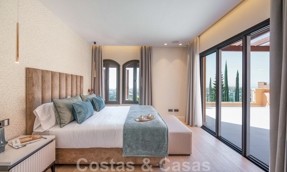 Modern gerenoveerd duplex penthouse, met panoramisch zeezicht in een 24u beveiligd complex in Nueva Andalucia, Marbella 45359
