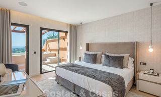 Modern gerenoveerd duplex penthouse, met panoramisch zeezicht in een 24u beveiligd complex in Nueva Andalucia, Marbella 45360 