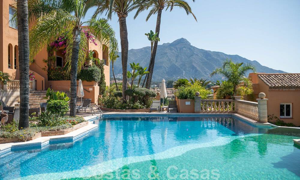 Modern gerenoveerd duplex penthouse, met panoramisch zeezicht in een 24u beveiligd complex in Nueva Andalucia, Marbella 45366