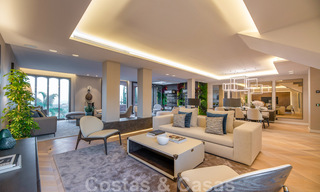 Modern gerenoveerd duplex penthouse, met panoramisch zeezicht in een 24u beveiligd complex in Nueva Andalucia, Marbella 45367 