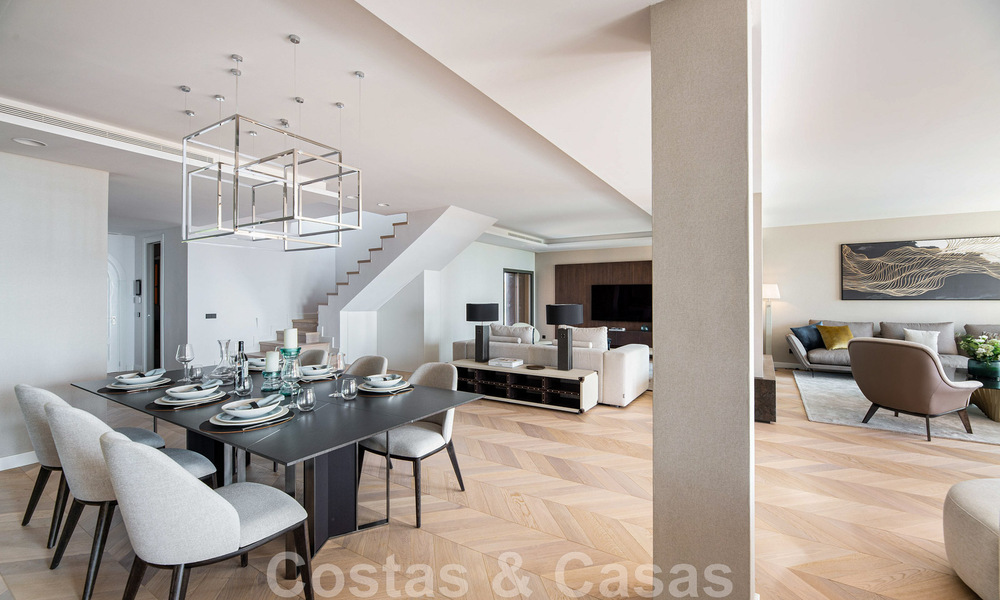 Modern gerenoveerd duplex penthouse, met panoramisch zeezicht in een 24u beveiligd complex in Nueva Andalucia, Marbella 45370