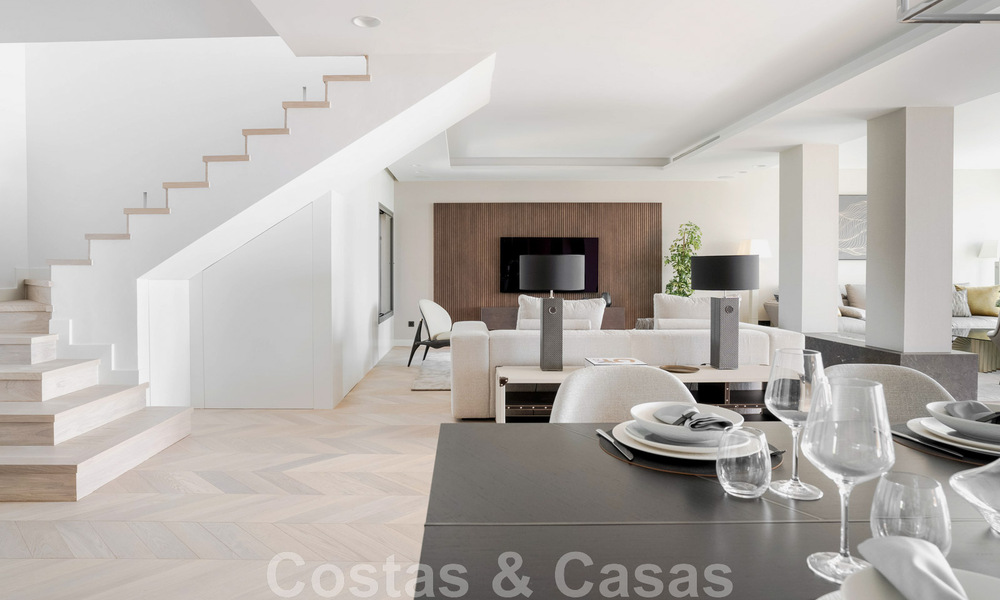 Modern gerenoveerd duplex penthouse, met panoramisch zeezicht in een 24u beveiligd complex in Nueva Andalucia, Marbella 45373