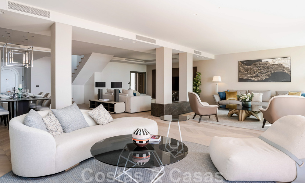 Modern gerenoveerd duplex penthouse, met panoramisch zeezicht in een 24u beveiligd complex in Nueva Andalucia, Marbella 45374