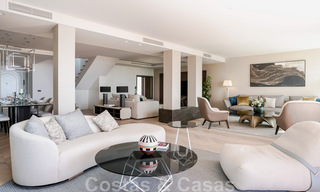 Modern gerenoveerd duplex penthouse, met panoramisch zeezicht in een 24u beveiligd complex in Nueva Andalucia, Marbella 45374 