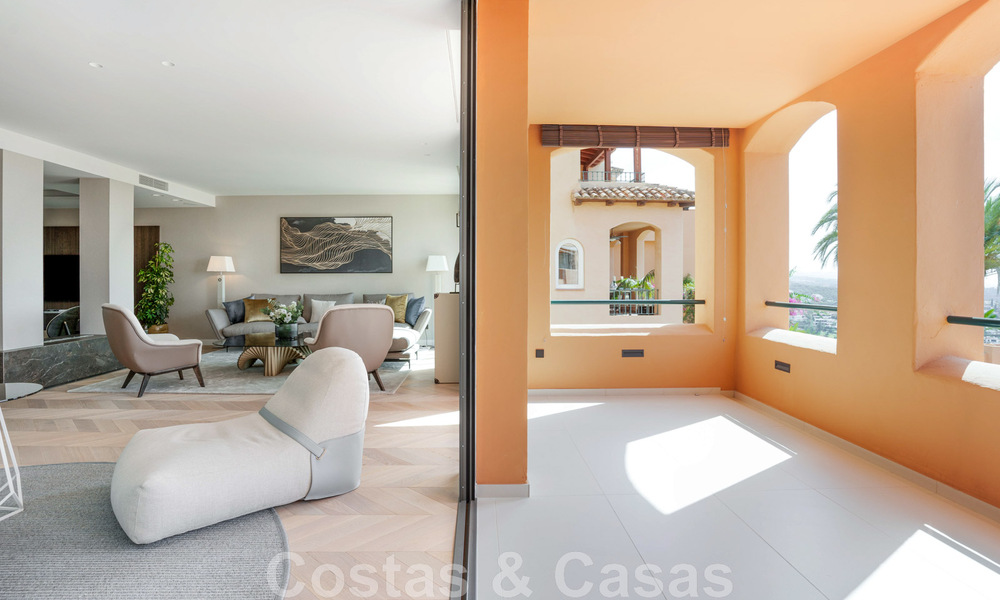 Modern gerenoveerd duplex penthouse, met panoramisch zeezicht in een 24u beveiligd complex in Nueva Andalucia, Marbella 45375