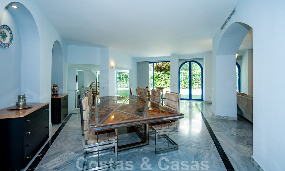 Riant appartement te koop met een ruim terras en privézwembad, tweedelijns strand in Marbella centrum 44935