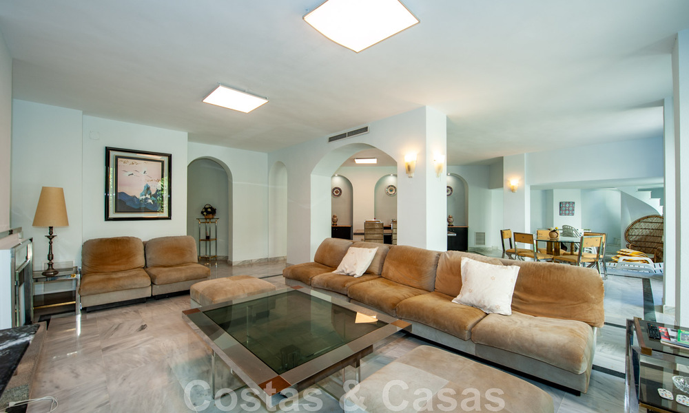 Riant appartement te koop met een ruim terras en privézwembad, tweedelijns strand in Marbella centrum 44937