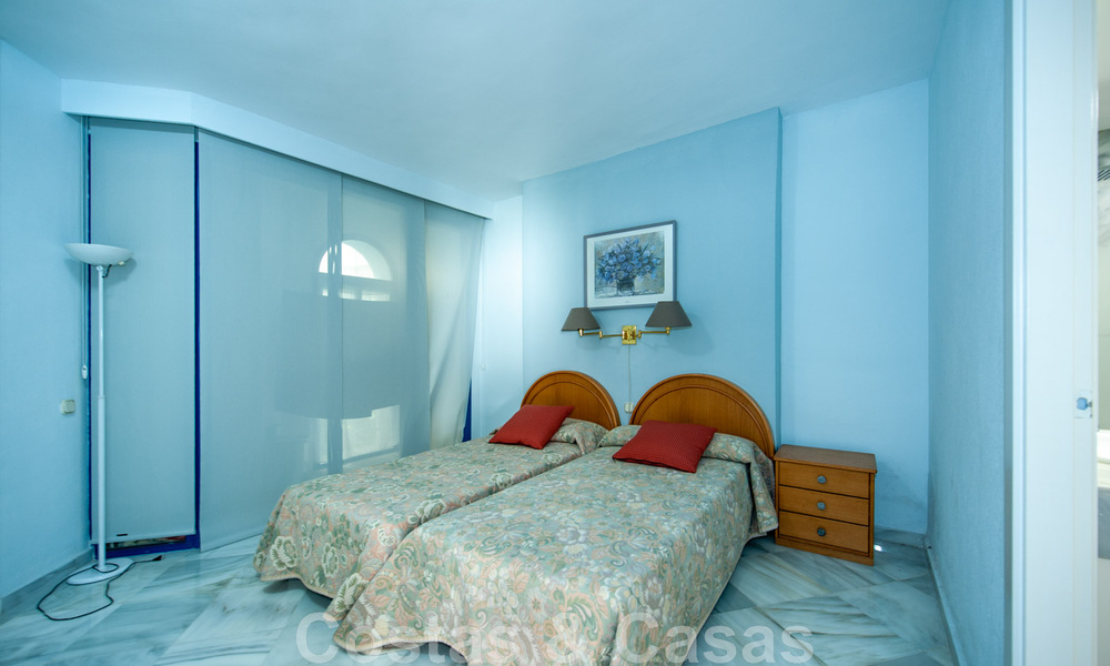 Riant appartement te koop met een ruim terras en privézwembad, tweedelijns strand in Marbella centrum 44942
