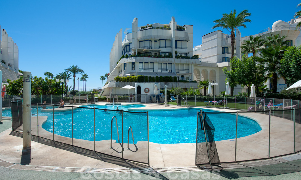 Riant appartement te koop met een ruim terras en privézwembad, tweedelijns strand in Marbella centrum 44945