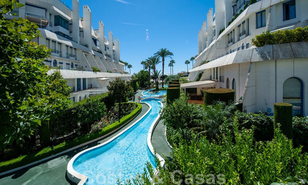 Riant appartement te koop met een ruim terras en privézwembad, tweedelijns strand in Marbella centrum 44947