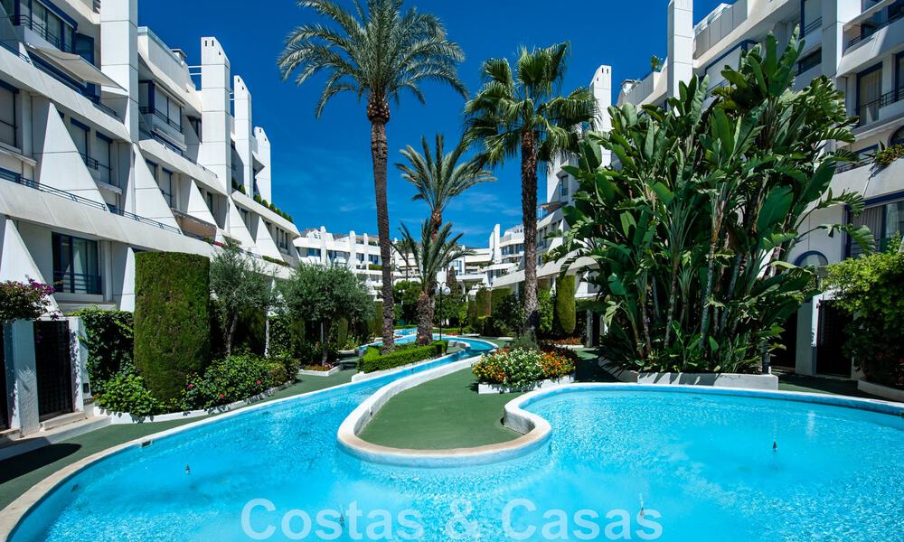 Riant appartement te koop met een ruim terras en privézwembad, tweedelijns strand in Marbella centrum 44949