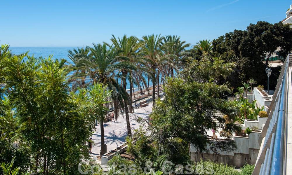 Riant appartement te koop met een ruim terras en privézwembad, tweedelijns strand in Marbella centrum 44956