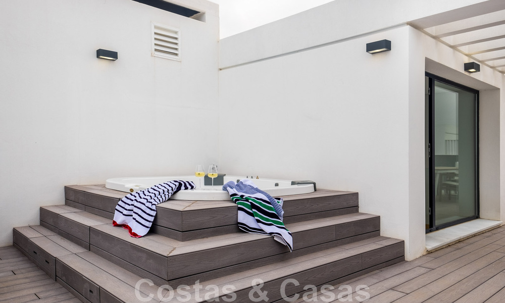 Instapklare, moderne schakelvilla met zeezicht te koop, direct aan het strand, op enkele minuten stappen van Estepona stad 45419