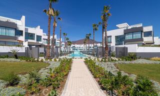 Instapklare, moderne schakelvilla met zeezicht te koop, direct aan het strand, op enkele minuten stappen van Estepona stad 45423 