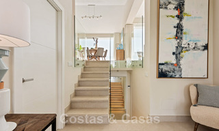 Eigentijdse, volledig gerenoveerde villa te koop, met open zeezicht gelegen in een strandurbanisatie van Estepona 45020 