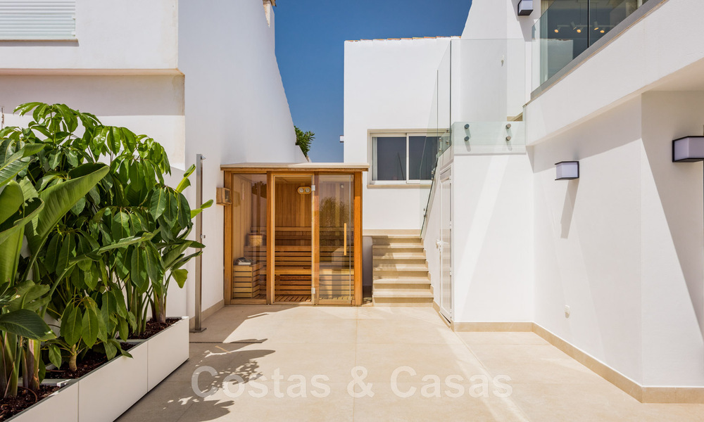 Eigentijdse, volledig gerenoveerde villa te koop, met open zeezicht gelegen in een strandurbanisatie van Estepona 45021