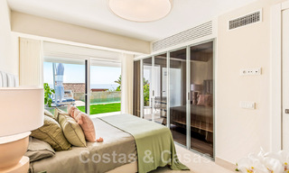 Eigentijdse, volledig gerenoveerde villa te koop, met open zeezicht gelegen in een strandurbanisatie van Estepona 45022 
