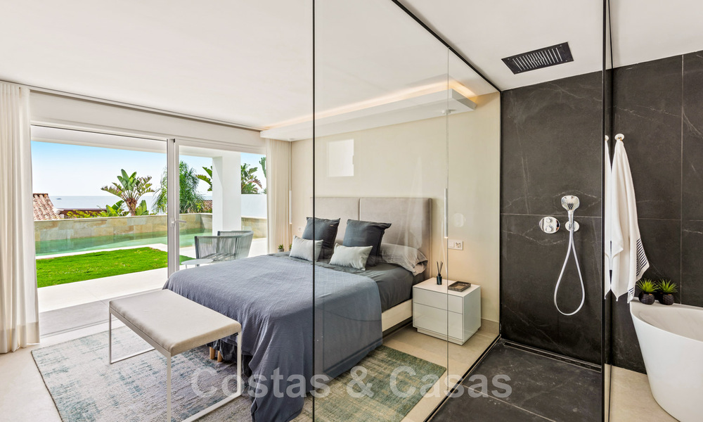 Eigentijdse, volledig gerenoveerde villa te koop, met open zeezicht gelegen in een strandurbanisatie van Estepona 45023