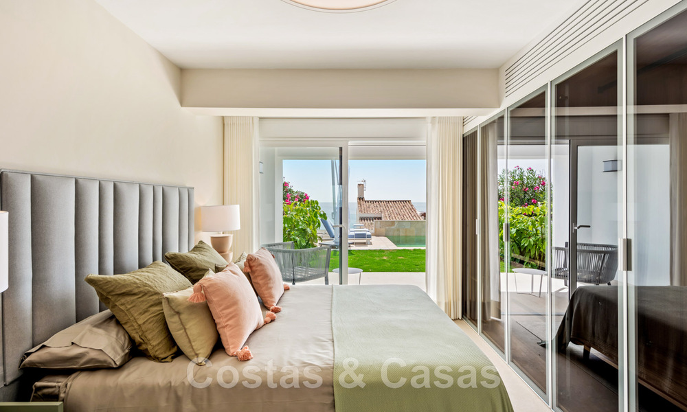 Eigentijdse, volledig gerenoveerde villa te koop, met open zeezicht gelegen in een strandurbanisatie van Estepona 45026