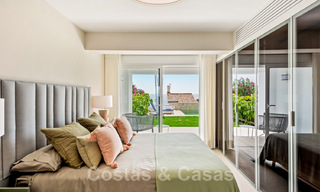 Eigentijdse, volledig gerenoveerde villa te koop, met open zeezicht gelegen in een strandurbanisatie van Estepona 45026 