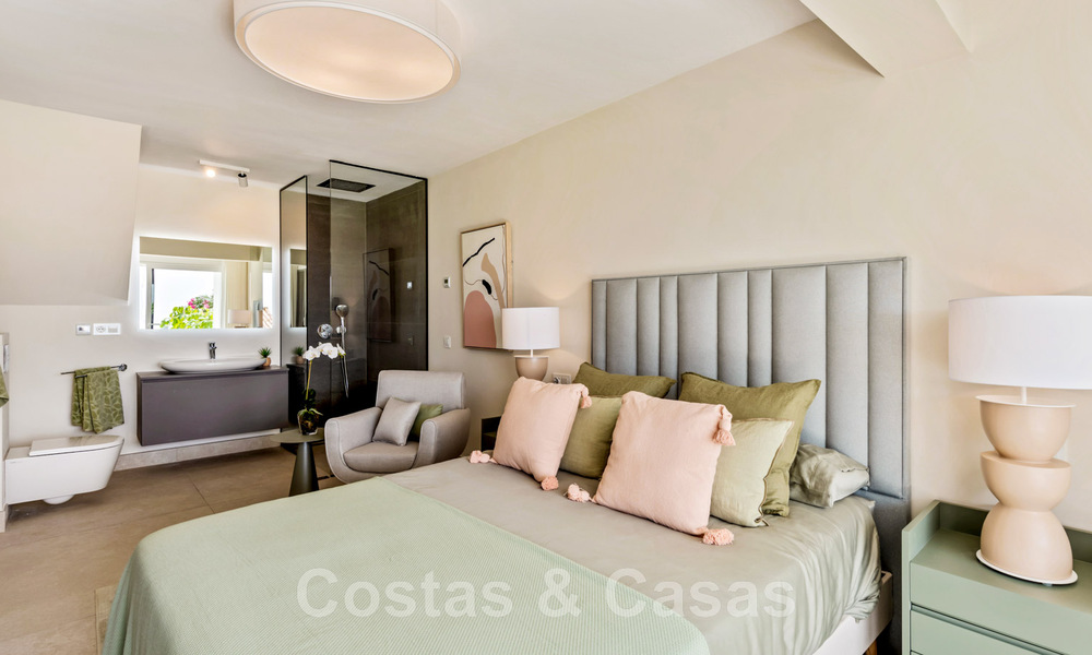 Eigentijdse, volledig gerenoveerde villa te koop, met open zeezicht gelegen in een strandurbanisatie van Estepona 45027
