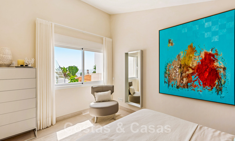 Eigentijdse, volledig gerenoveerde villa te koop, met open zeezicht gelegen in een strandurbanisatie van Estepona 45028