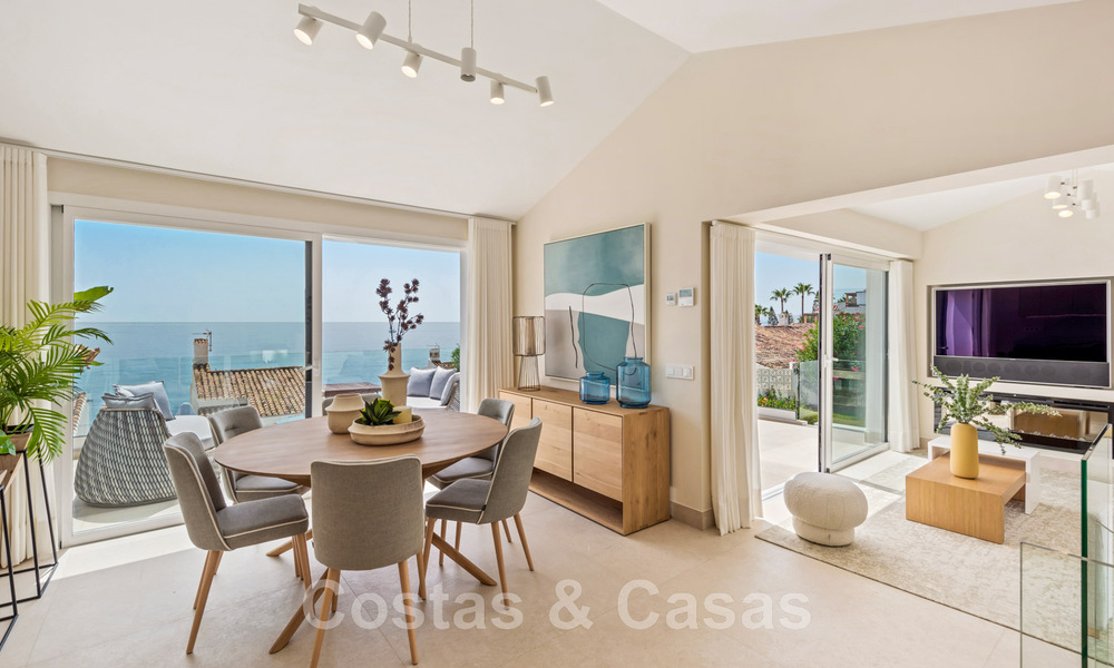 Eigentijdse, volledig gerenoveerde villa te koop, met open zeezicht gelegen in een strandurbanisatie van Estepona 45029