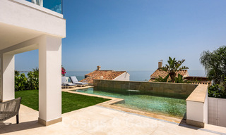 Eigentijdse, volledig gerenoveerde villa te koop, met open zeezicht gelegen in een strandurbanisatie van Estepona 45030 