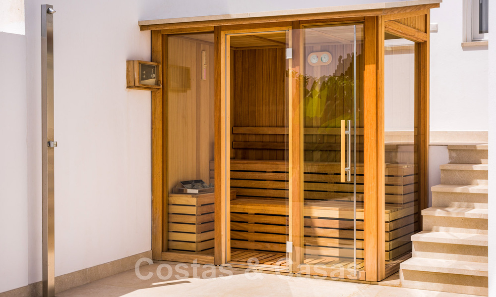 Eigentijdse, volledig gerenoveerde villa te koop, met open zeezicht gelegen in een strandurbanisatie van Estepona 45031