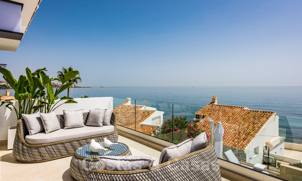 Eigentijdse, volledig gerenoveerde villa te koop, met open zeezicht gelegen in een strandurbanisatie van Estepona 45033