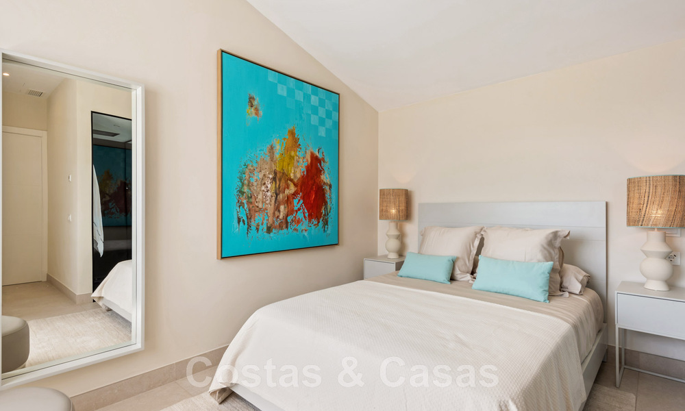 Eigentijdse, volledig gerenoveerde villa te koop, met open zeezicht gelegen in een strandurbanisatie van Estepona 45040