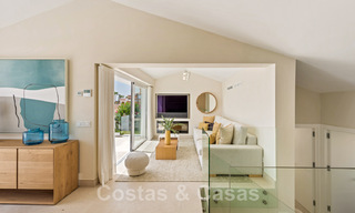 Eigentijdse, volledig gerenoveerde villa te koop, met open zeezicht gelegen in een strandurbanisatie van Estepona 45042 