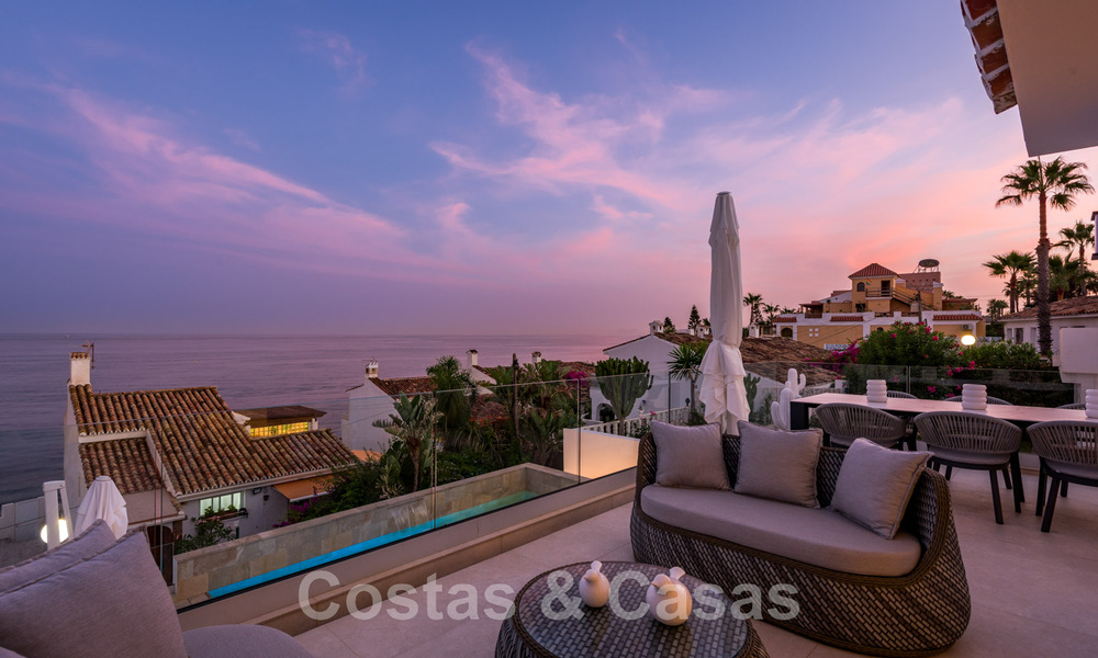 Eigentijdse, volledig gerenoveerde villa te koop, met open zeezicht gelegen in een strandurbanisatie van Estepona 45044