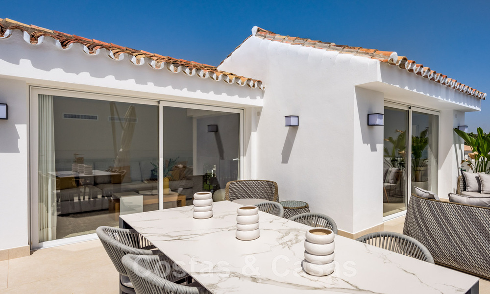 Eigentijdse, volledig gerenoveerde villa te koop, met open zeezicht gelegen in een strandurbanisatie van Estepona 45050