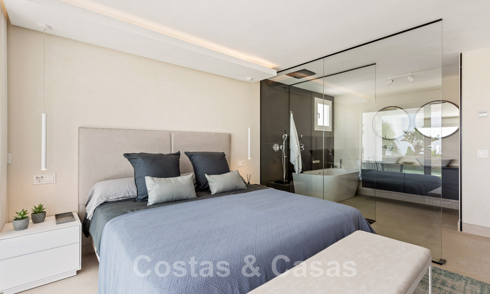 Eigentijdse, volledig gerenoveerde villa te koop, met open zeezicht gelegen in een strandurbanisatie van Estepona 45054