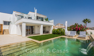 Eigentijdse, volledig gerenoveerde villa te koop, met open zeezicht gelegen in een strandurbanisatie van Estepona 45058 