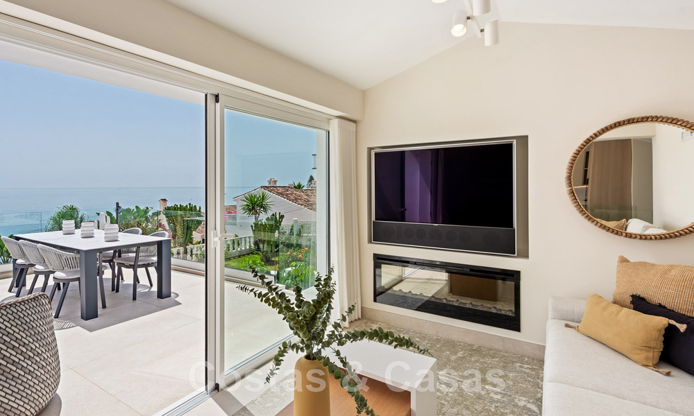 Eigentijdse, volledig gerenoveerde villa te koop, met open zeezicht gelegen in een strandurbanisatie van Estepona 45061