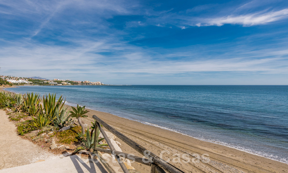 Eigentijdse, volledig gerenoveerde villa te koop, met open zeezicht gelegen in een strandurbanisatie van Estepona 45064