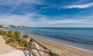 Eigentijdse, volledig gerenoveerde villa te koop, met open zeezicht gelegen in een strandurbanisatie van Estepona 45064 